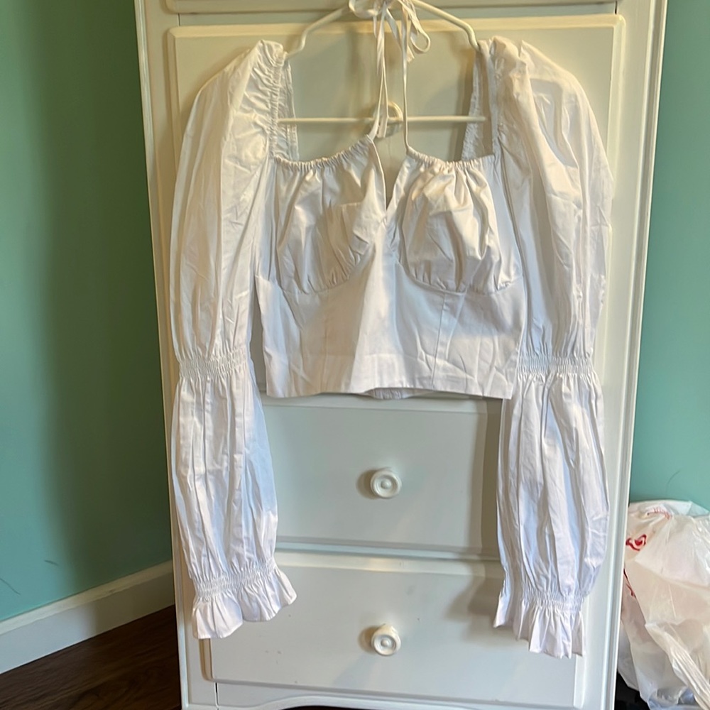 White puffy sleeve long sleeve